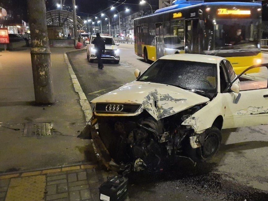 На Чоколовке в Киеве пьяный водитель Audi протаранил ограждение (ФОТО)