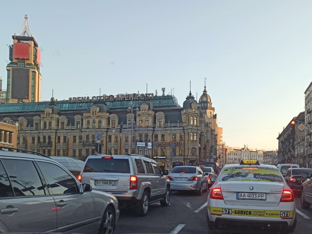 Карантин в Киеве: много машин, мало людей и очереди у отделений почты (ФОТО)