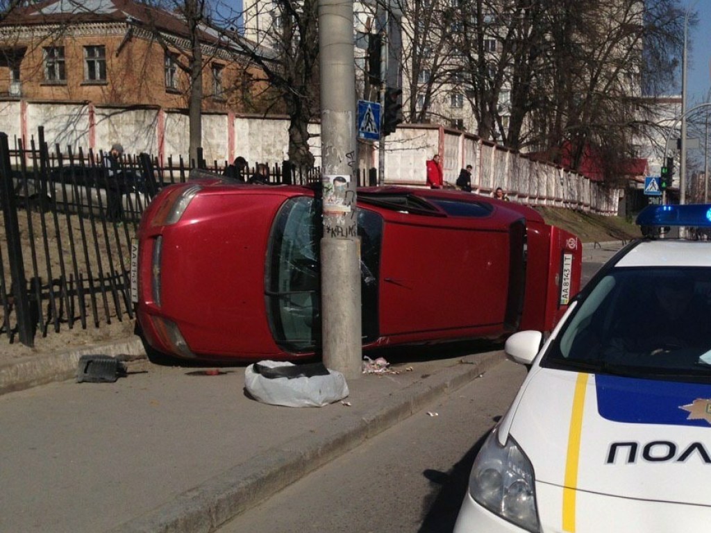 В Голосеево в Киеве Chevrolet опрокинулся на бок после столкновения с Volkswagen (ВИДЕО)