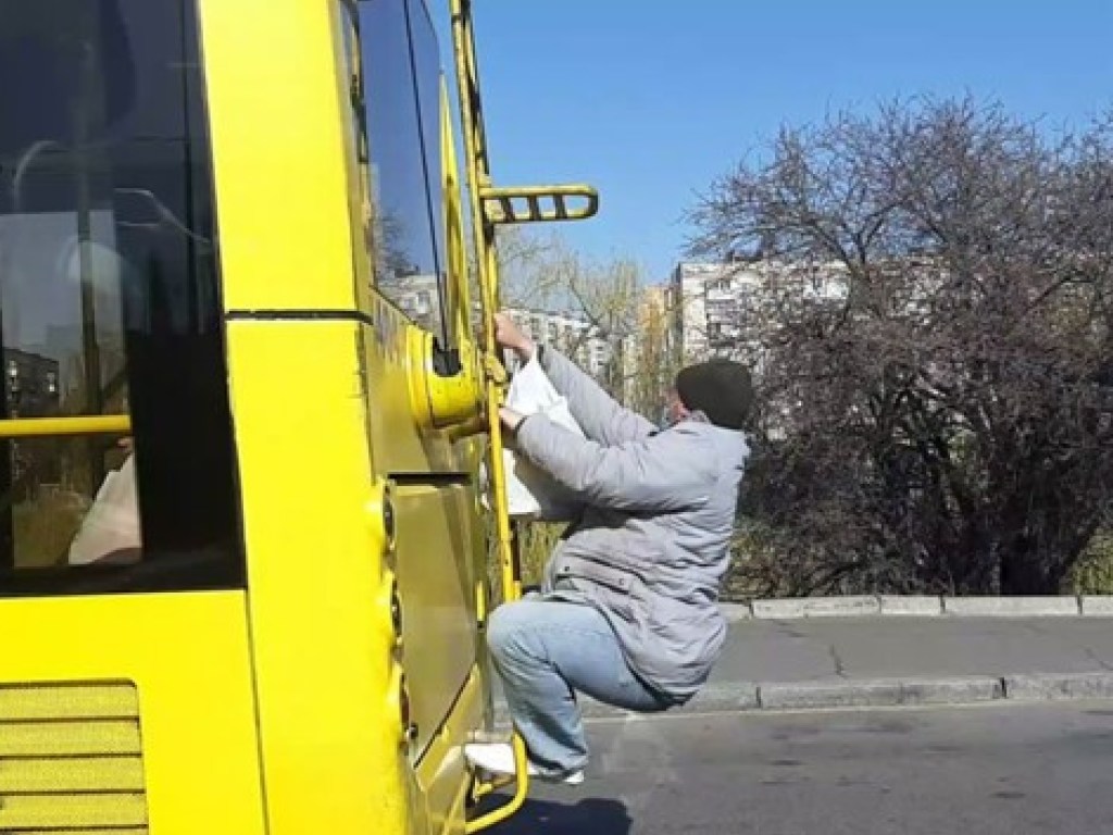 Посторонний на спецрейсе: в Киеве взрослый мужчина в медицинской маске превратился в «зацепера» (ФОТО)