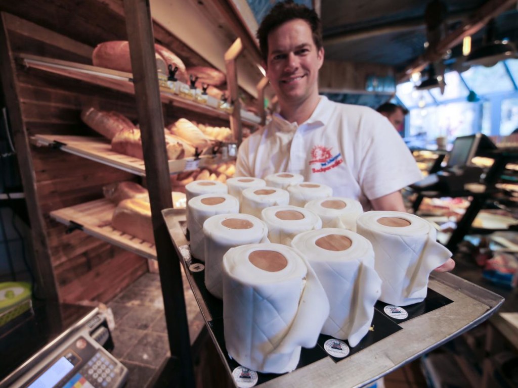 Торт для паникеров: В Германии пекарь начал производить съедобную туалетную бумагу (ФОТО)