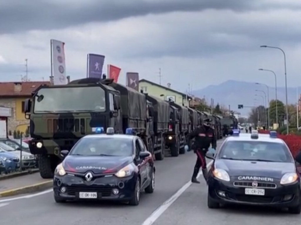Не хватает крематориев: В Италии гробы с умершими от коронавируса вывозят военные грузовики (ФОТО)