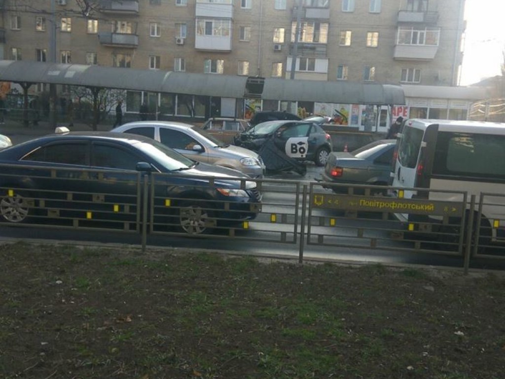 В Киеве на Соломенке такси влетело в переход: пассажирка погибла на месте (ФОТО)