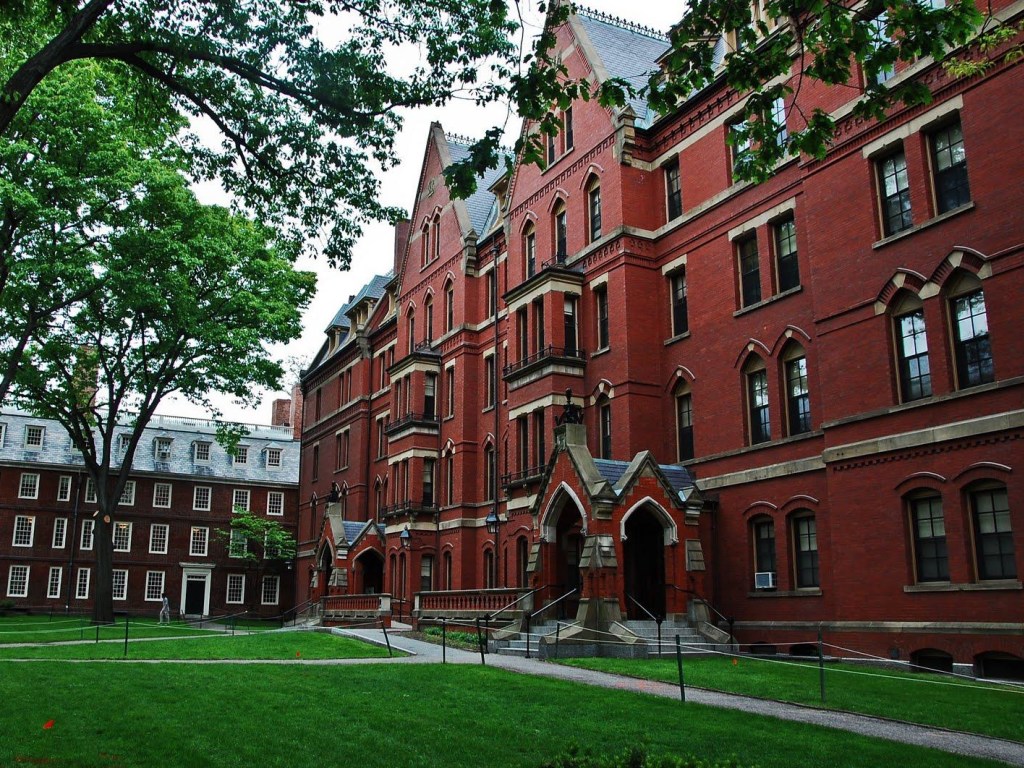 У президента Гарвардского университета и его жены нашли коронавирус
