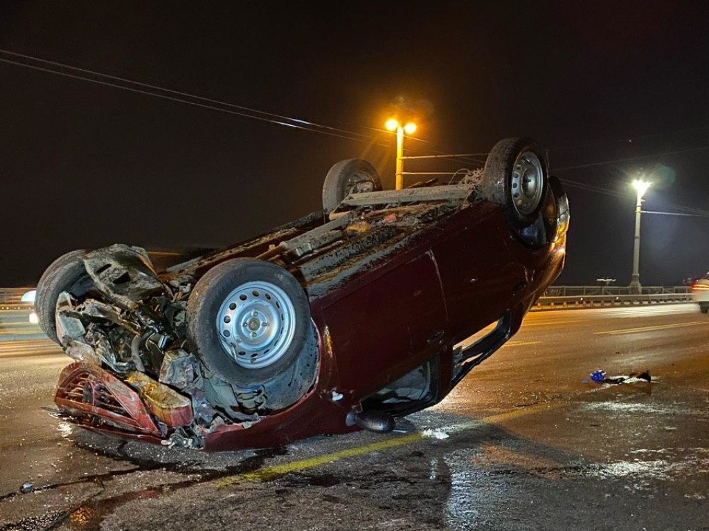 На мосту Патона в Киеве водитель перевернул Dacia на крышу (ФОТО, ВИДЕО)