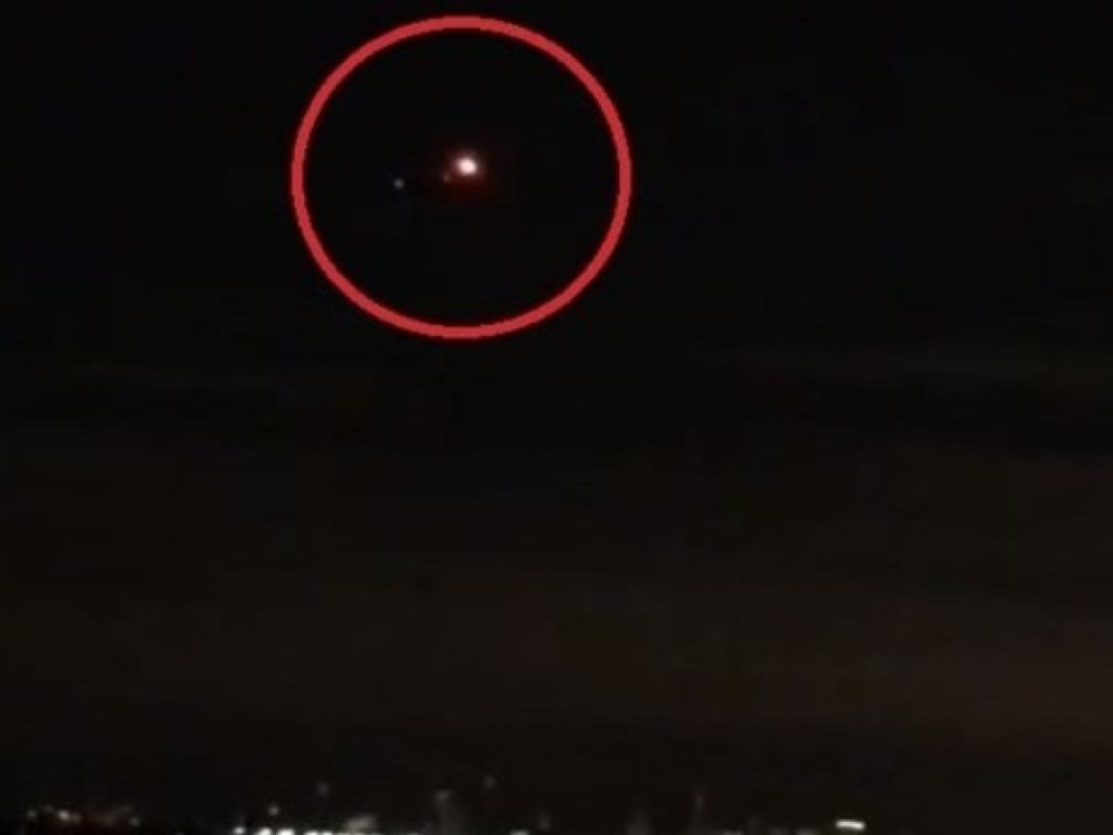 В небе над США заметили загадочные красные шары, которые выстроились в треугольник (ФОТО, ВИДЕО)