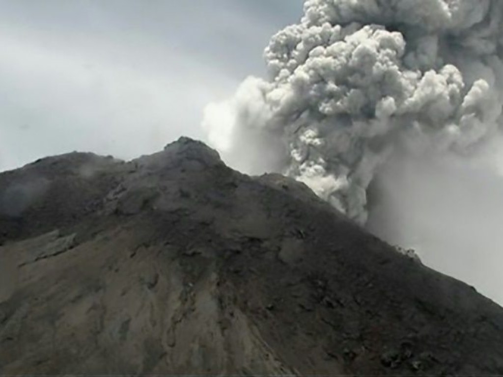 В Индонезии началось извержение вулкана (ФОТО)