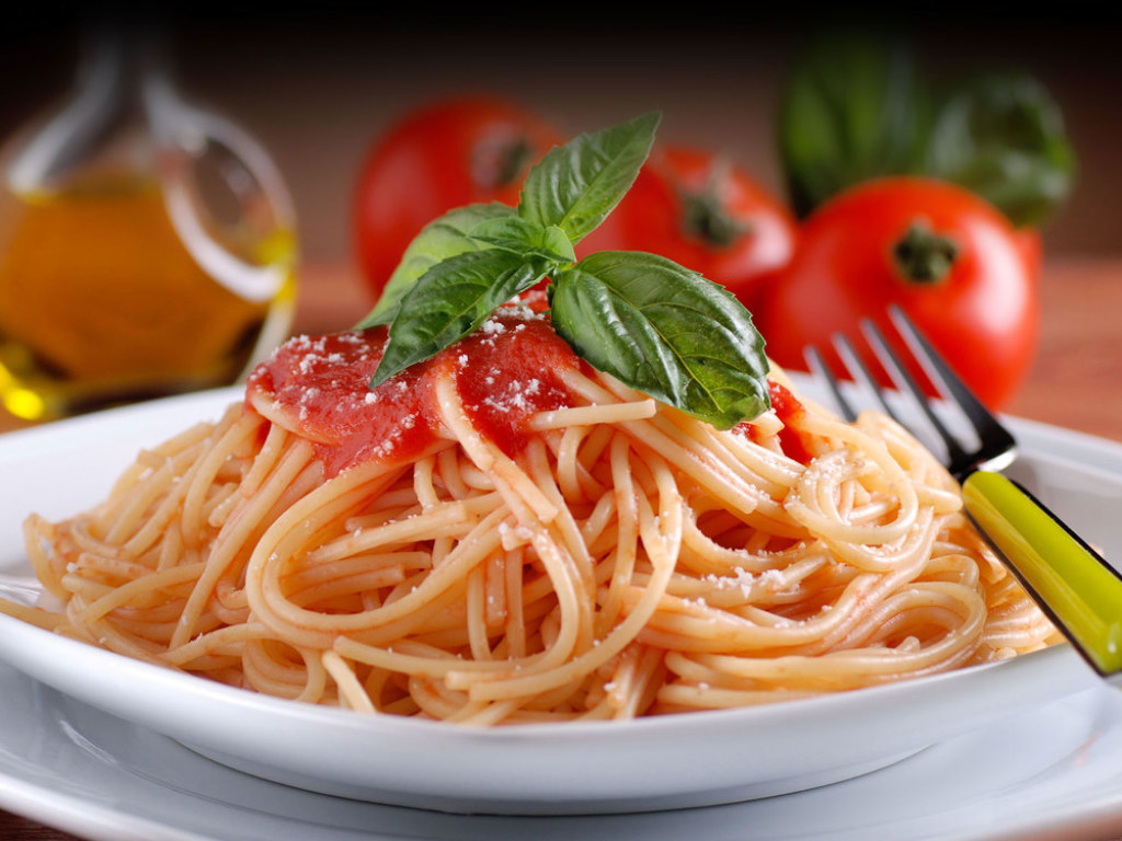 «Вкусная самоизоляция»: классические спагетти в томатном соусе