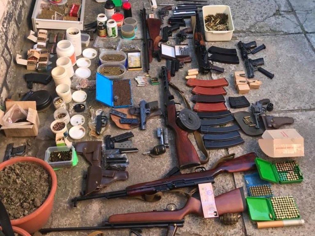 Вооружился до зубов: Житель Днепра хранил дома 7 пистолетов и более 7,5 тысяч патронов (ФОТО, ВИДЕО)