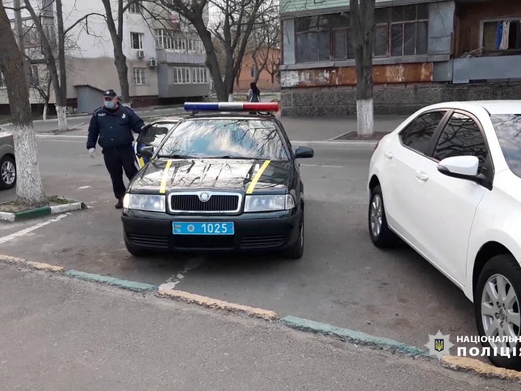 В центре Одессы парень разбил бутылку о голову прохожему