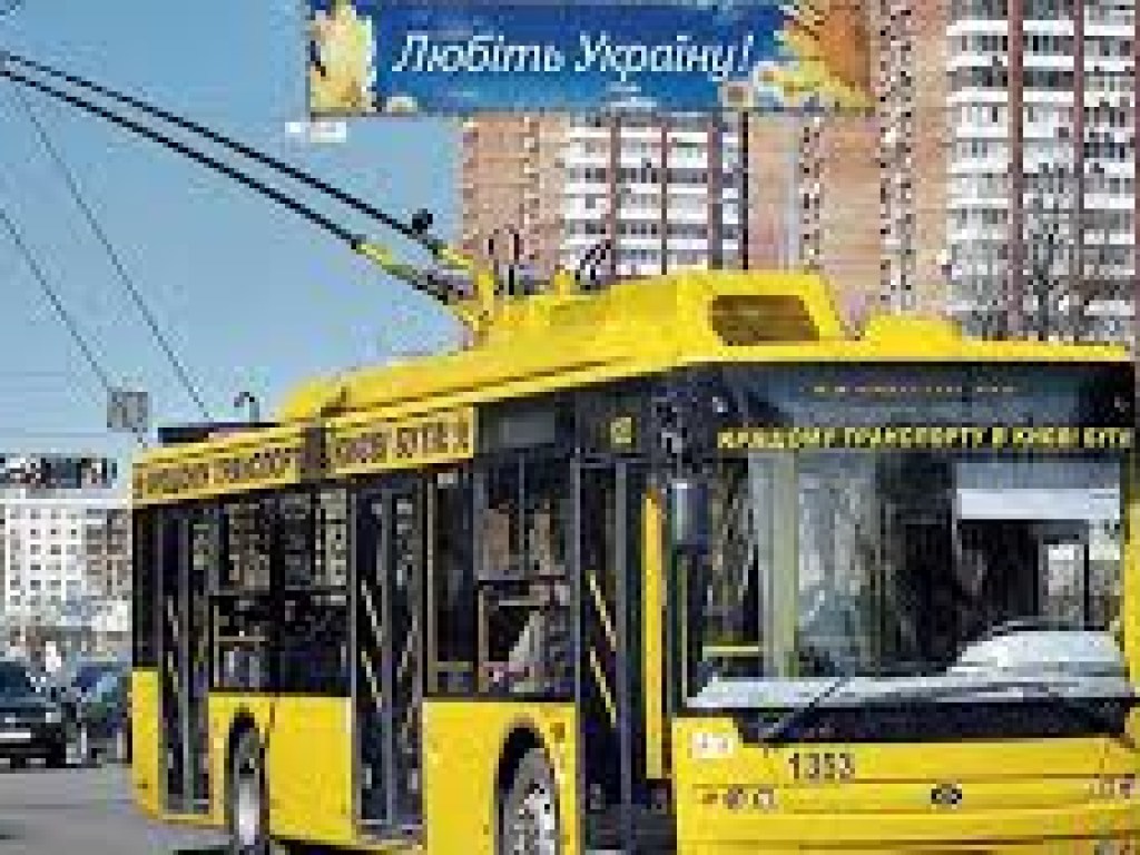 В Киеве пенсионера без спецразрешения и маски вытолкнули из троллейбуса (ВИДЕО)