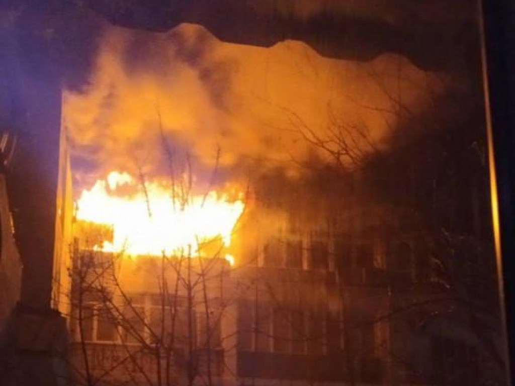 Ночью в Одессе произошел пожар в жилом доме, есть пострадавшие (ФОТО)
