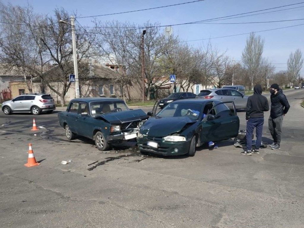В Николаеве Mitsubishi не пропустил «Жигули»: водителя ВАЗ госпитализировали с переломом ноги (ФОТО)