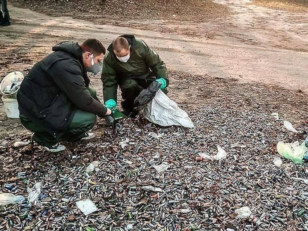 У столичного пляжа «Троещина» обнаружили сверхтоксичный мусор (ФОТО)