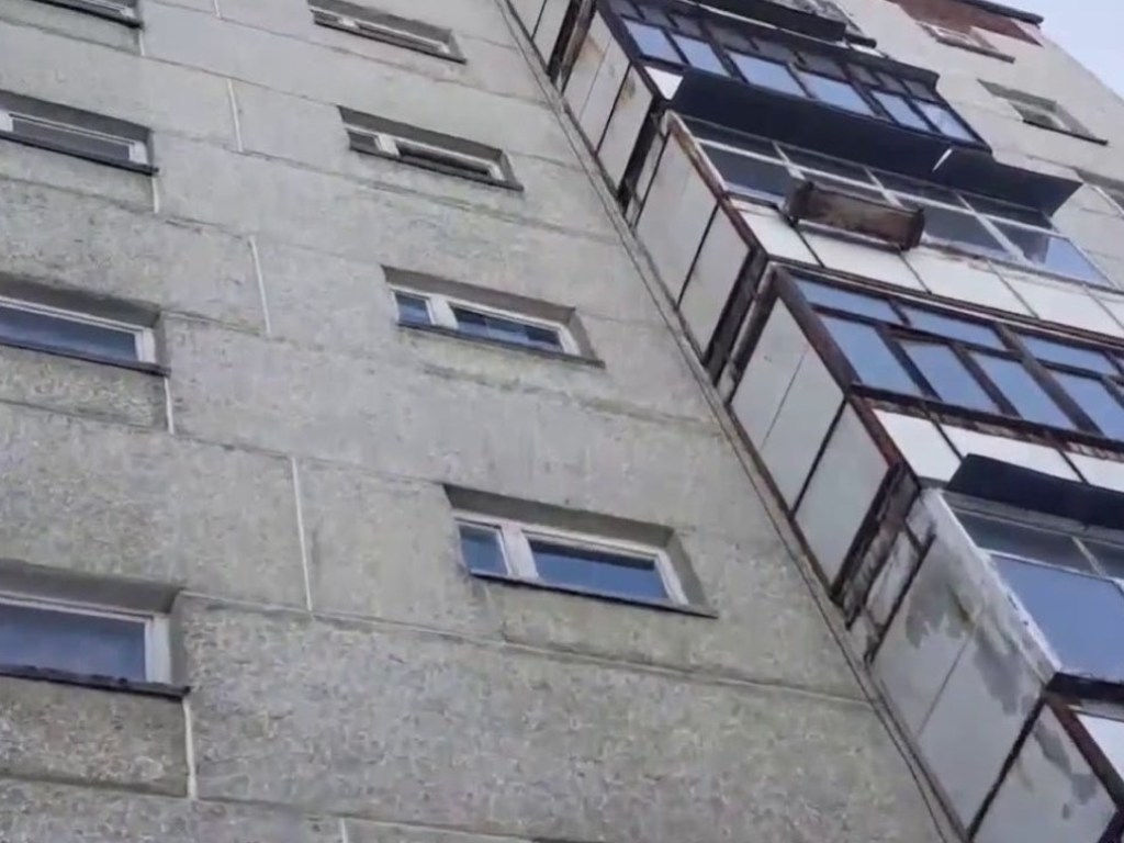 Падения с 15-метровой высоты: в Славянске полуторогодовалый ребенок выпал из окна