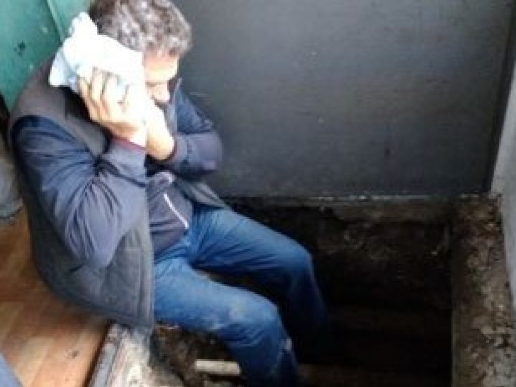 В Херсоне пенсионер потерял сознание в подъезде и пролежал на бетонном полу несколько часов (ФОТО)