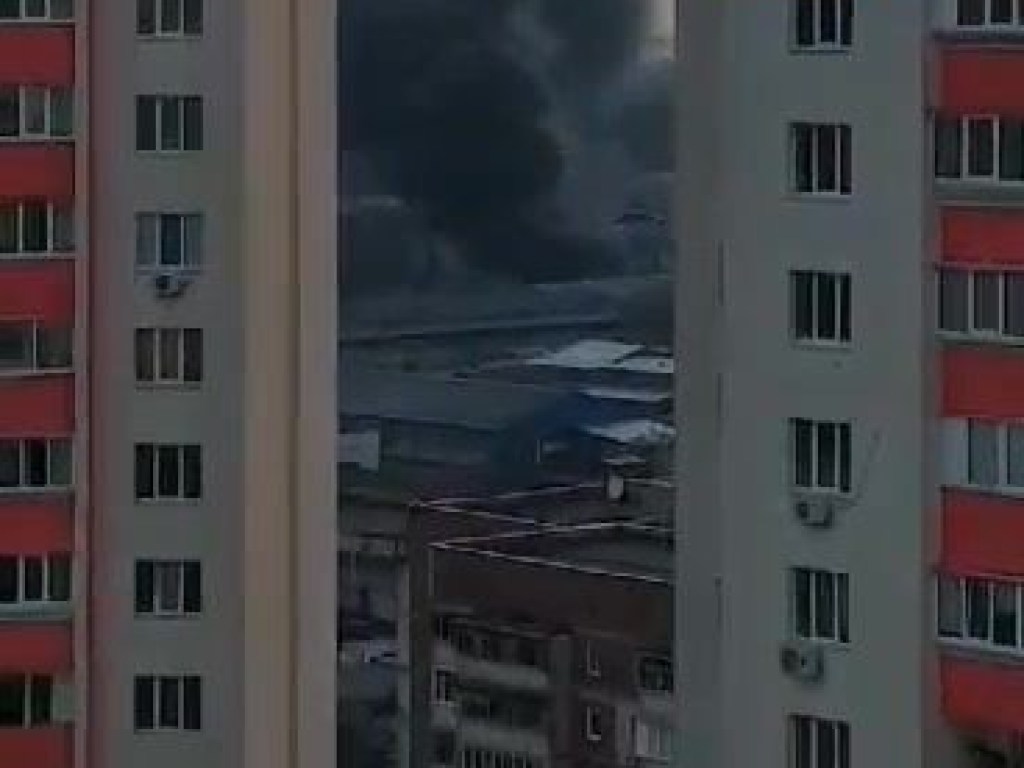 Огромный столб дыма: под Киевом на складах произошел серьезный пожар (ВИДЕО)