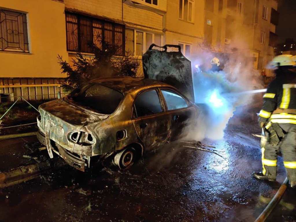 На Троещине во дворе многоэтажки вспыхнул Daewoo Lanos: авто сгорело дотла (ФОТО, ВИДЕО)