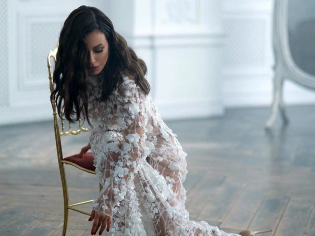 «Замуж?»: Ани Лорак позировала в кружевном свадебном платье (ФОТО)