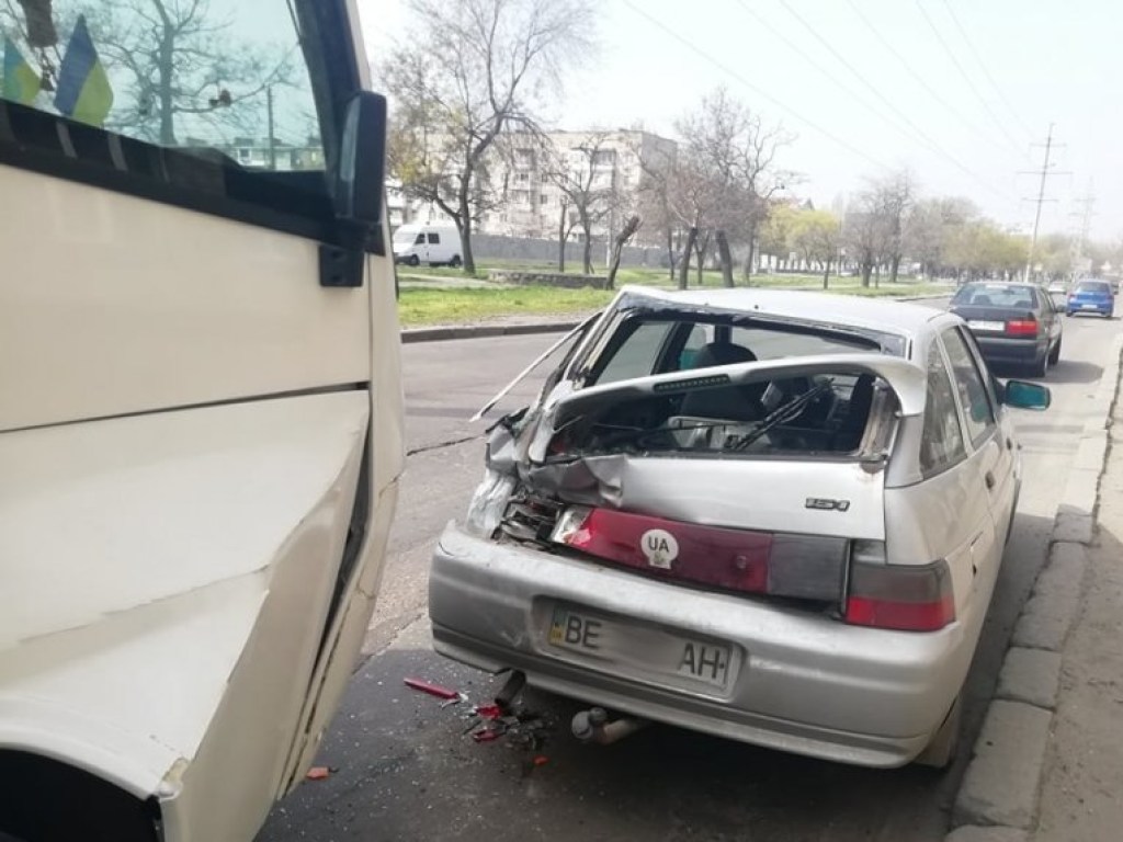 Автобус врезался в припаркованный «ВАЗ» в Николаеве (ФОТО)