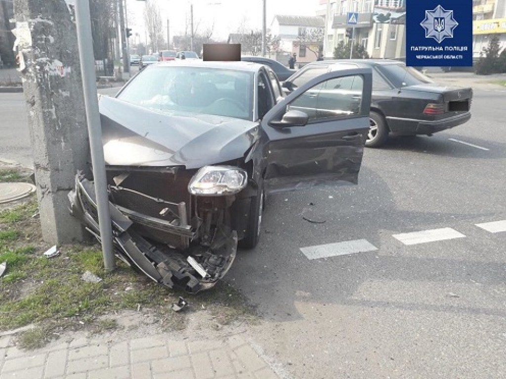 В Черкассах пьяный водитель Mercedes Benz столкнулся с Peugeot (ФОТО)