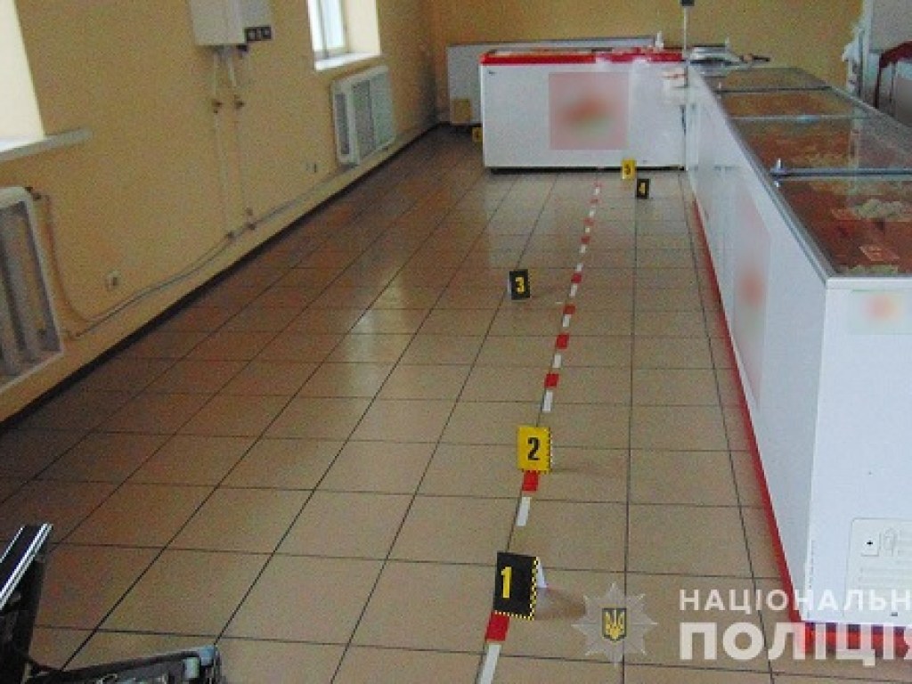 Грозит до 12 лет: в Черкасской области ограбили продуктовый магазин (ФОТО)