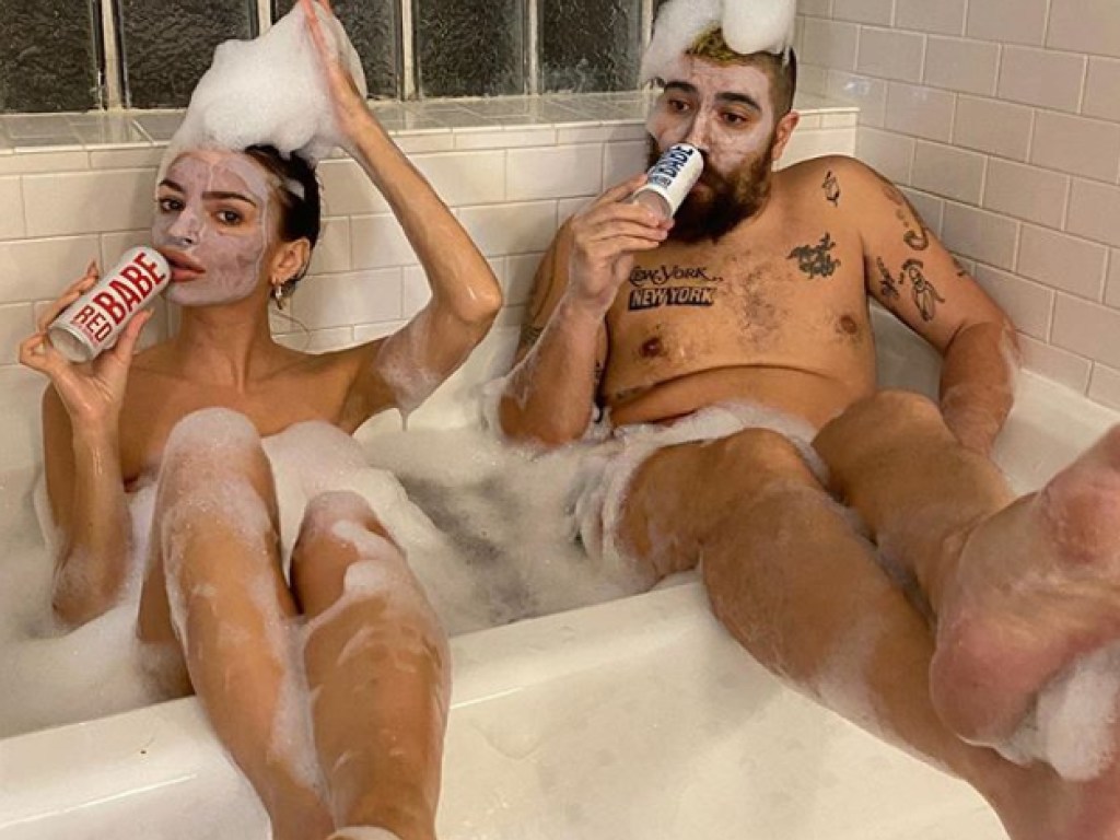 28-летняя Эмили Ратаковски показала фото с голым мужчиной в ванной