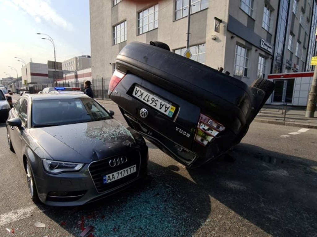 Volkswagen перевернулся на крышу и упал на Audi в результате ДТП в Киеве (ФОТО)