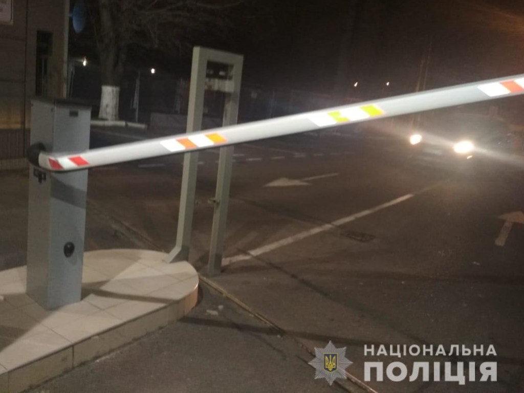 В Одессе BMW «метнул» шлагбаум на 20 метров после столкновения (ВИДЕО)