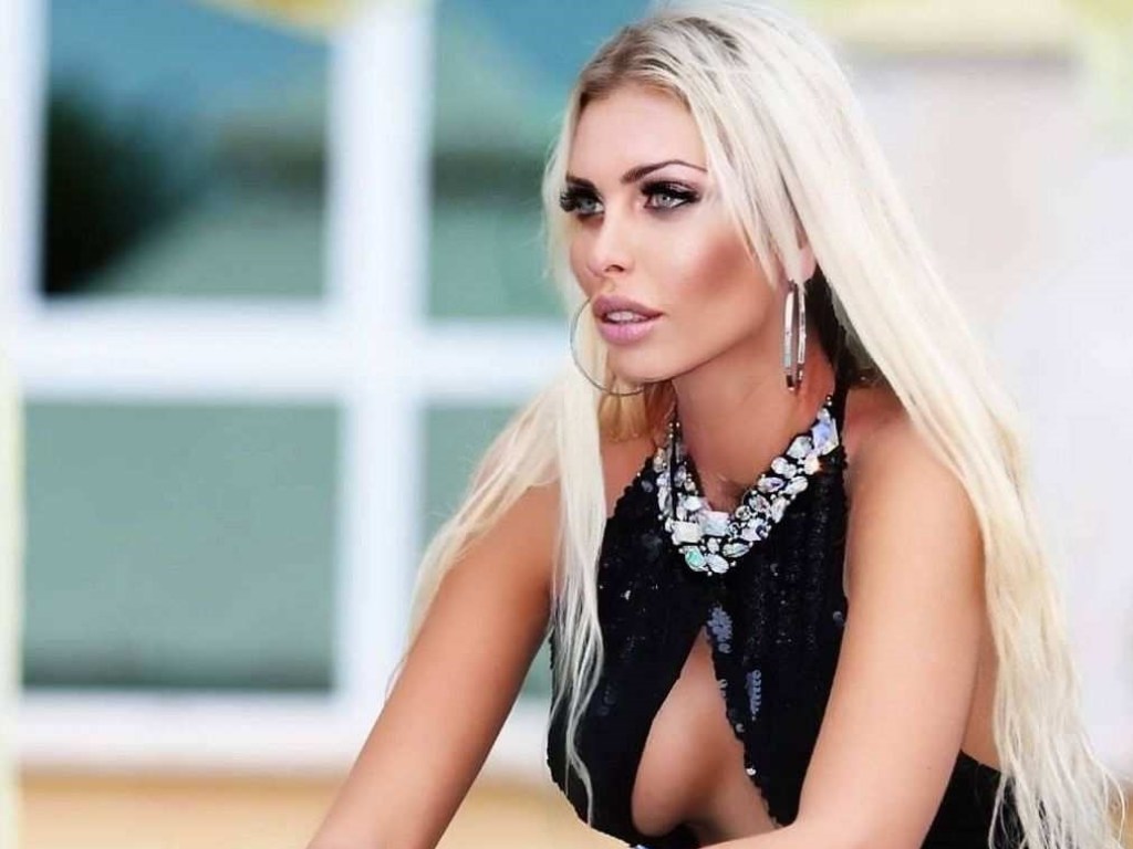 Хорватская модель решила продавать свои пикантные снимки на карантине (ФОТО)