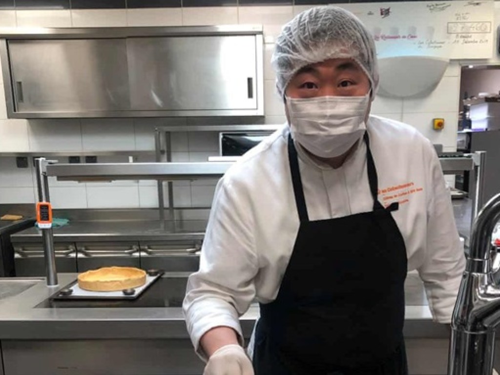 Удостоенный звезды Мишлен французский шеф-повар из Японии начал готовить для медиков (ФОТО)