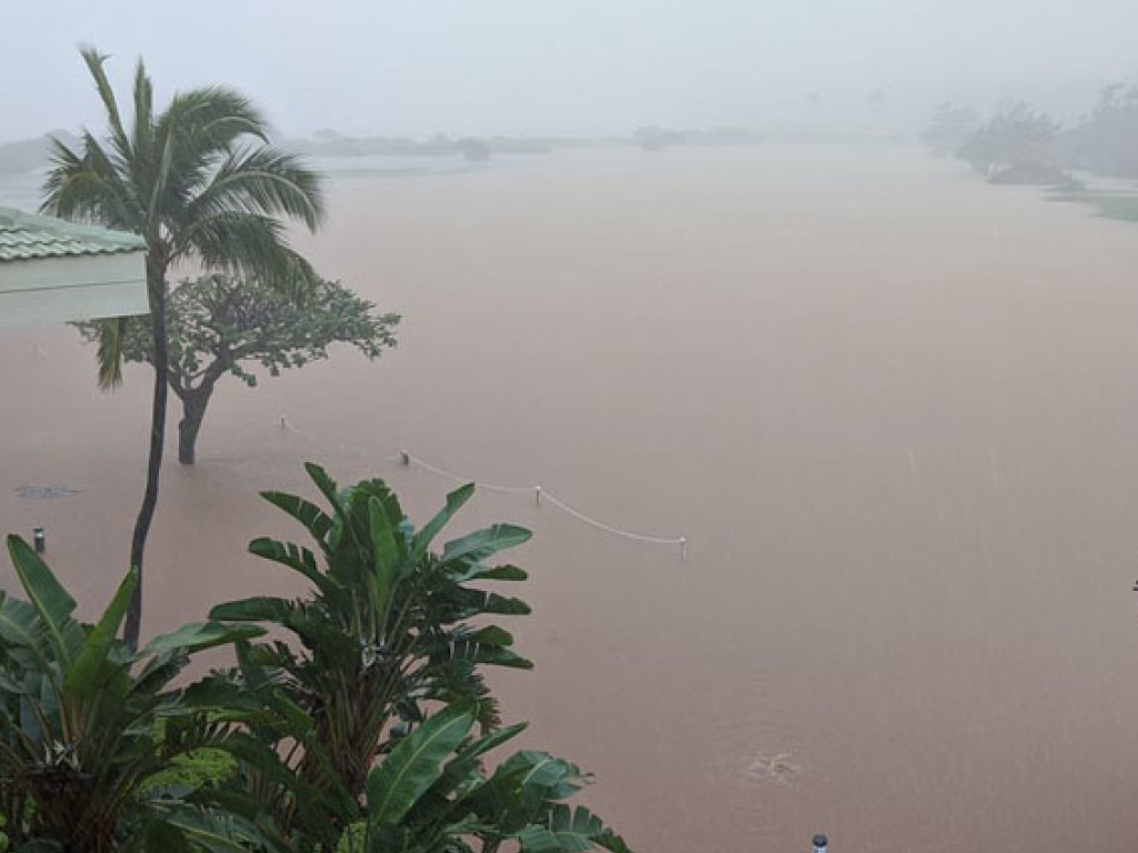 Сильные дожди вызвали мощное наводнение на Гавайях