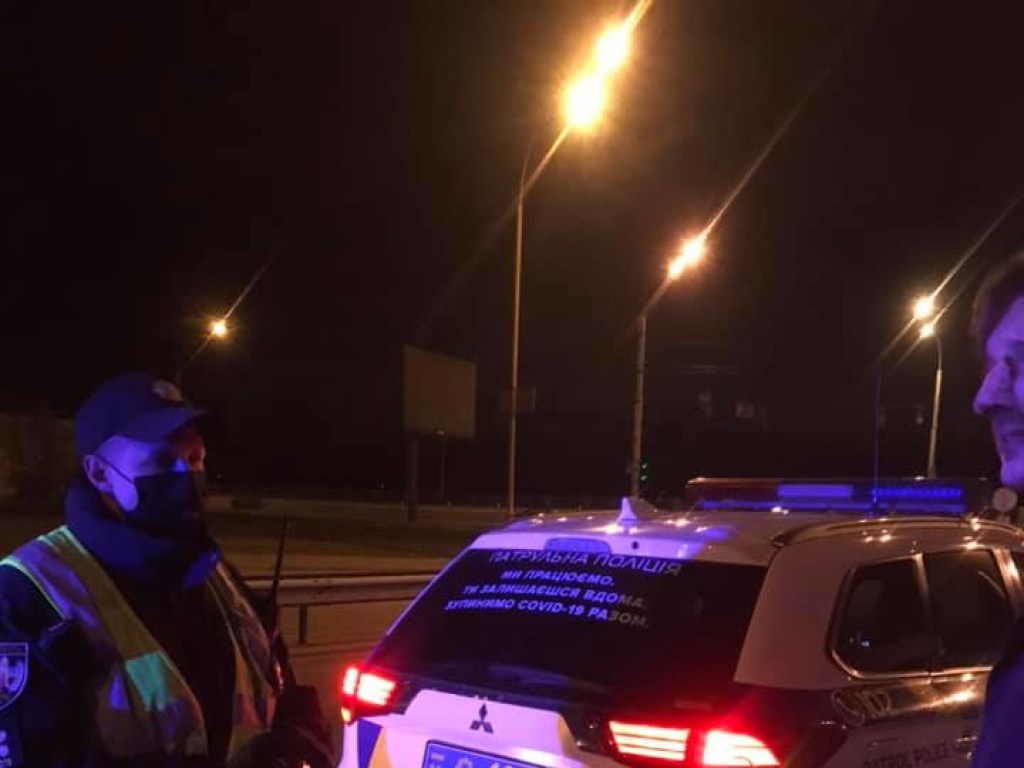 На Рыбальском острове в Киеве полицейские на Mitsubishi остановили иномарку и побили водителя (ФОТО)