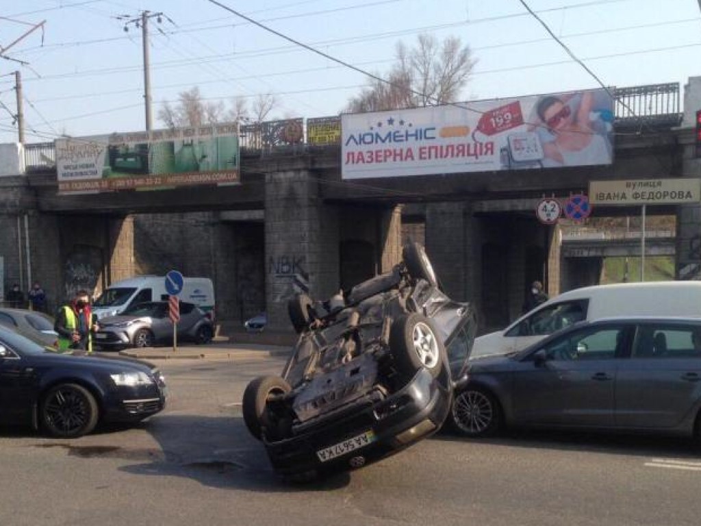 У Байкового кладбища в Киеве произошло ДТП с опрокидыванием (ФОТО)