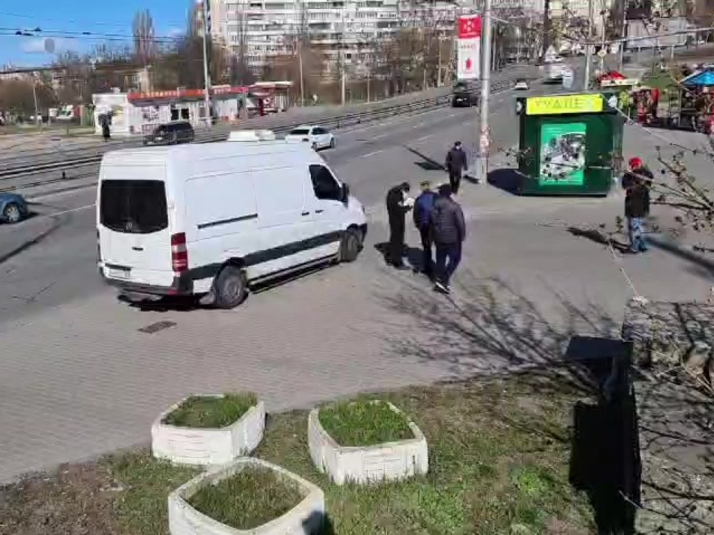 На Сырце в Киеве горе-рабочие скинули с моста мусор с гравием: досталось двум проезжающим авто (ФОТО, ВИДЕО)