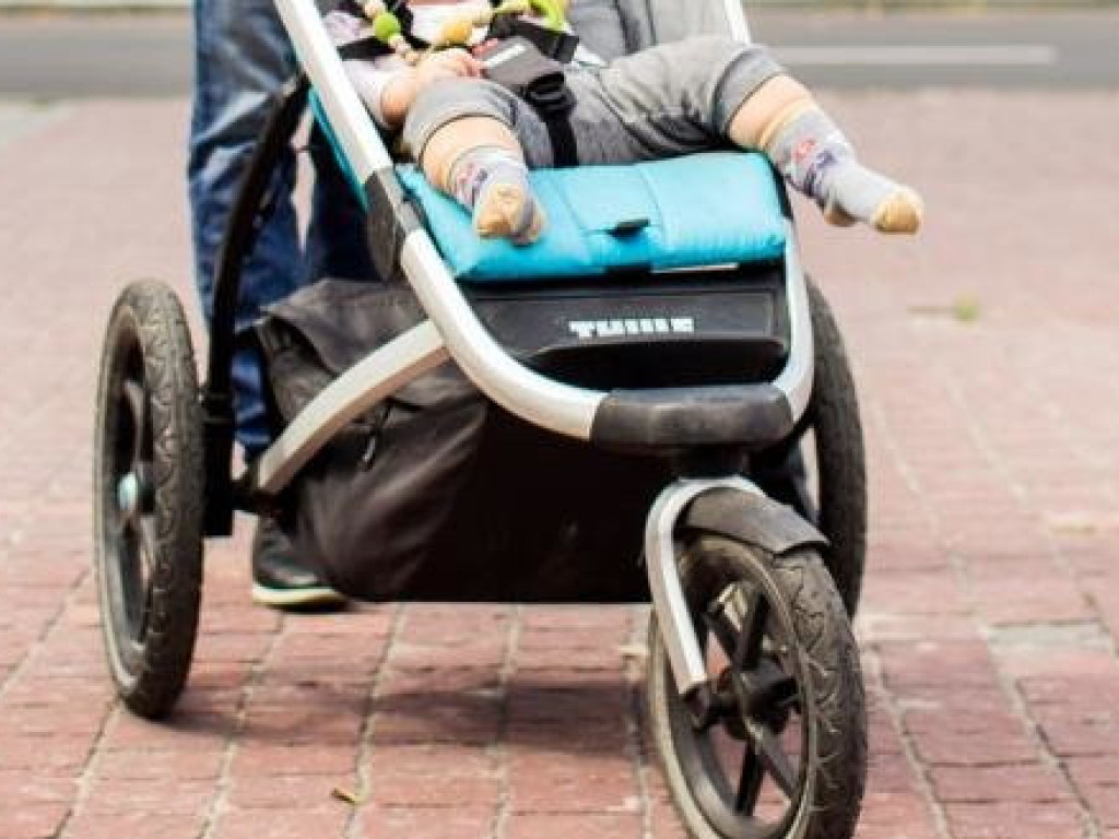 В Запорожье горе-мать оставила коляску посреди проезжей части (ВИДЕО)
