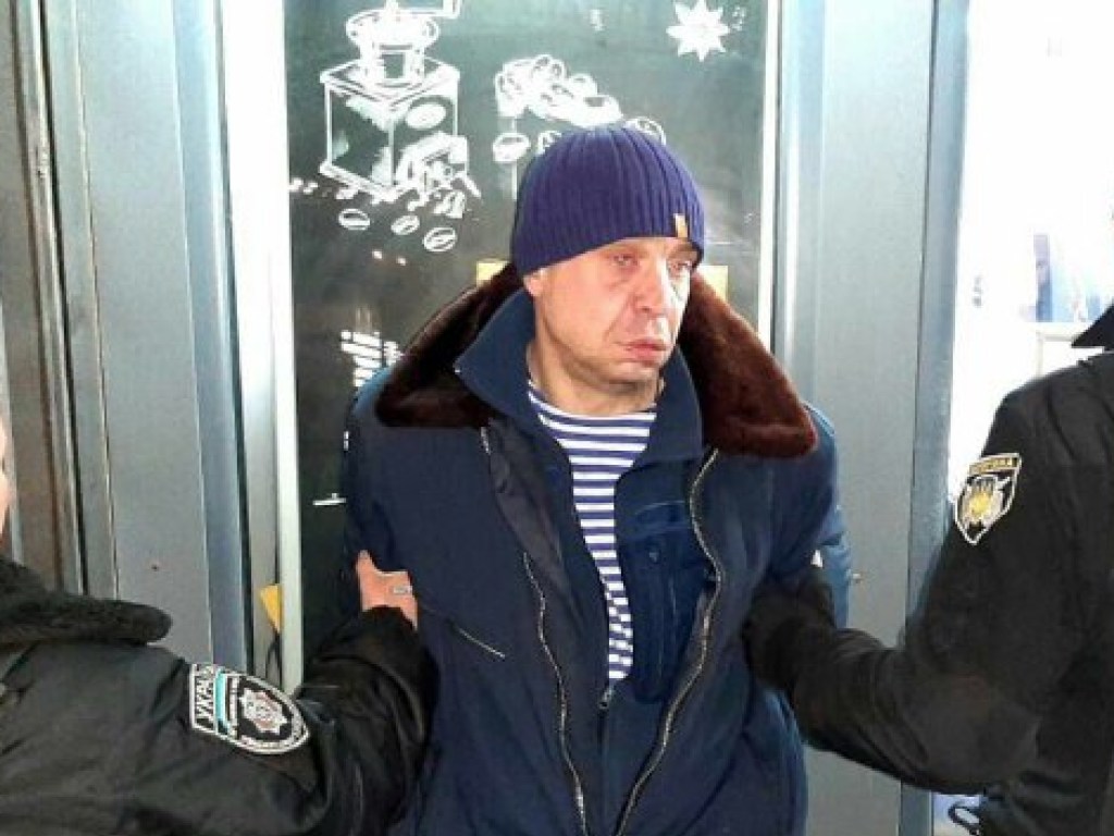 На Березняках в Киеве пьяный мужчина магазина угрожал пистолетом персоналу (ФОТО)