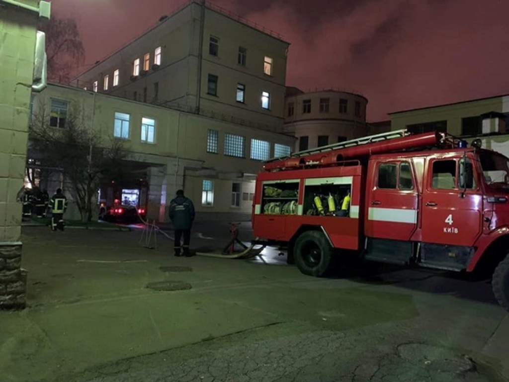 В центре Киева горела больница: пациентов и медиков эвакуировали (ФОТО)