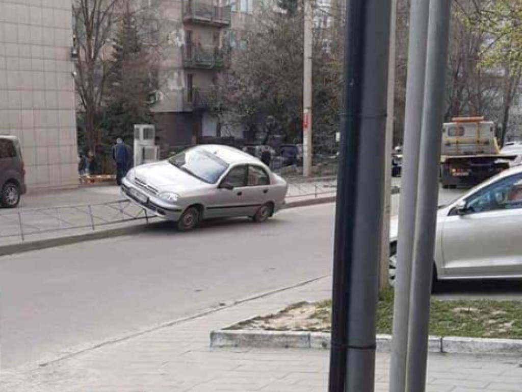 В Харькове автомобиль «припарковался» на заборе бочком (ФОТО)