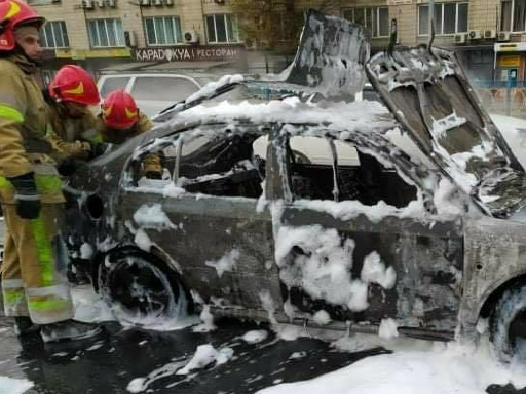 На Печерске в Киеве прямо на дороге дотла сгорела Skoda (ФОТО)