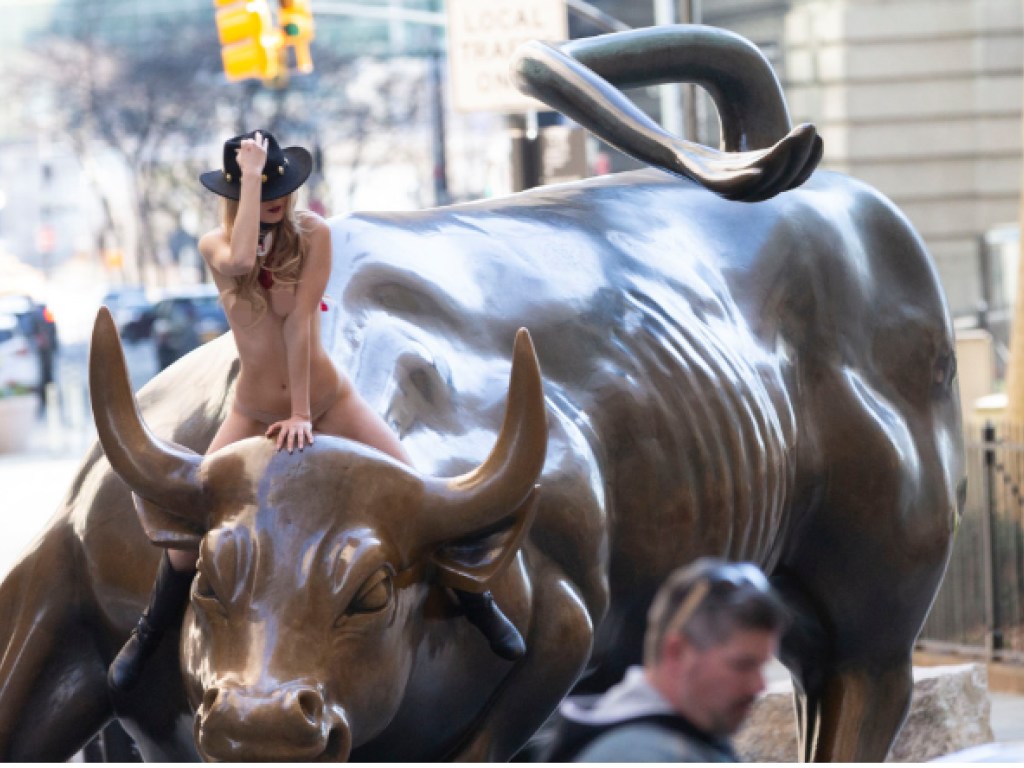 Эффектная голая блондинка в Нью-Йорке оседлала статую быка (ФОТО)