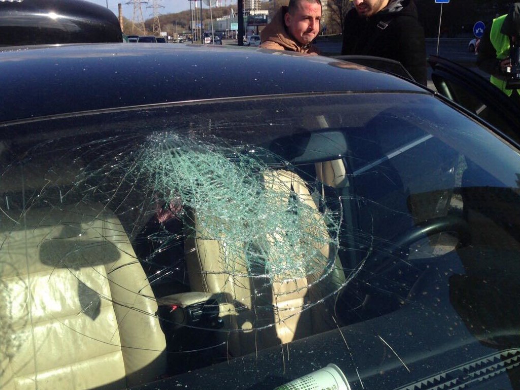 На Саперной слободке в Киеве в Audi «догнал» Mazda: пассажир «немца» разбил головой лобовое стекло (ФОТО)
