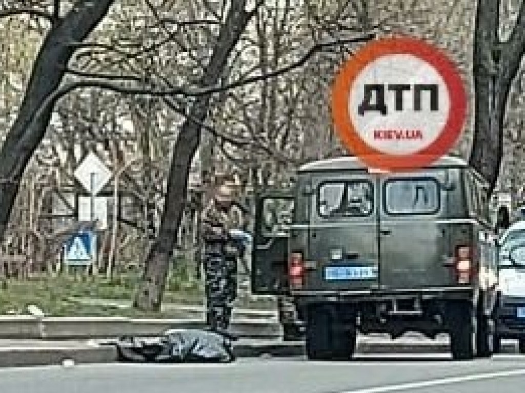 На Печерске в Киеве прямо у дороги обнаружили труп женщины (ФОТО)
