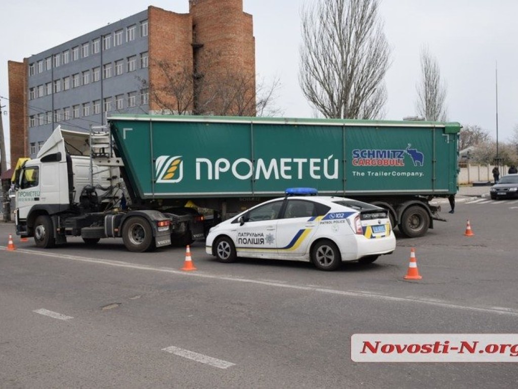 Автомобили выезжали с АЗС: В Николаеве «шестерка» столкнулась с фурой (ФОТО)