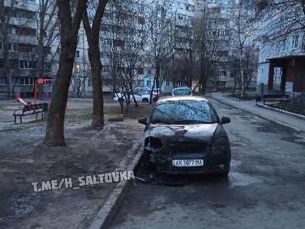 Во дворе жилого дома в Харькове дотла сгорел автомобиль (ФОТО)