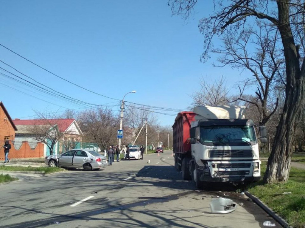 В Мариуполе столкнулись грузовик, легковушка и такси, есть пострадавшие (ФОТО)