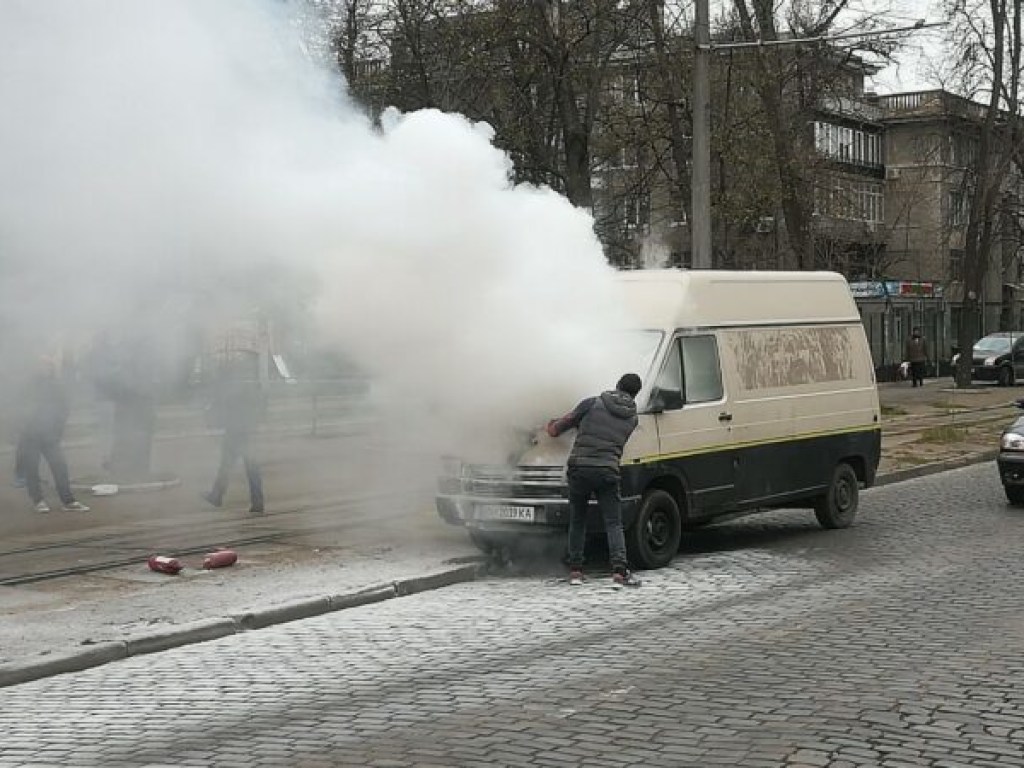 В Одессе пылал микроавтобус (ФОТО, ВИДЕО)
