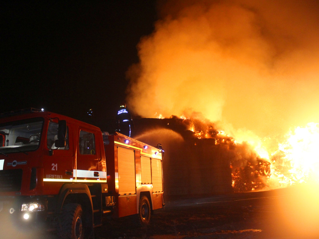 Пламя до неба: Неизвестные подожгли тысячи тонн соломы в Хмельницкой области (ФОТО, ВИДЕО)