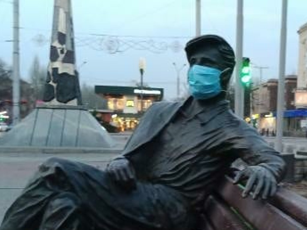 Креатив в Запорожье: на памятник надели маску (ФОТО)