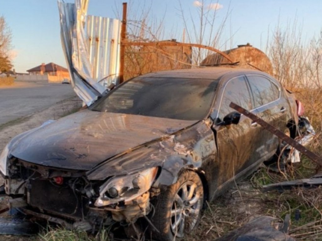 В Ужгороде элитный Lexus на большой скорости влетел в забор возле остановки: с авто спешно сняли номерные знаки (ФОТО)